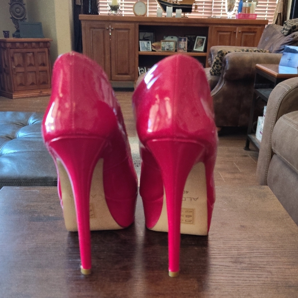 Red High Heel Pumps - Picture 4 of 5